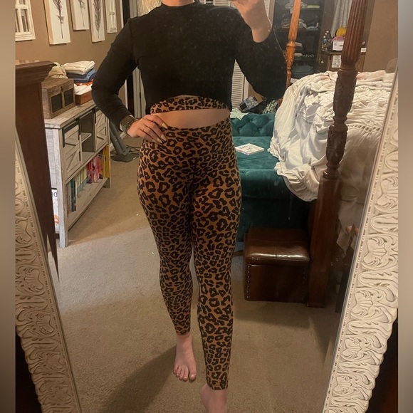 Leopard Twist Top and Piper Legging set - Picture 6 of 13